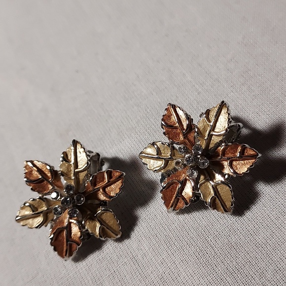 Flower CLIP Earrings Tann & Bronze In Color Rhinestones in Center Silver Tone - Picture 2 of 6